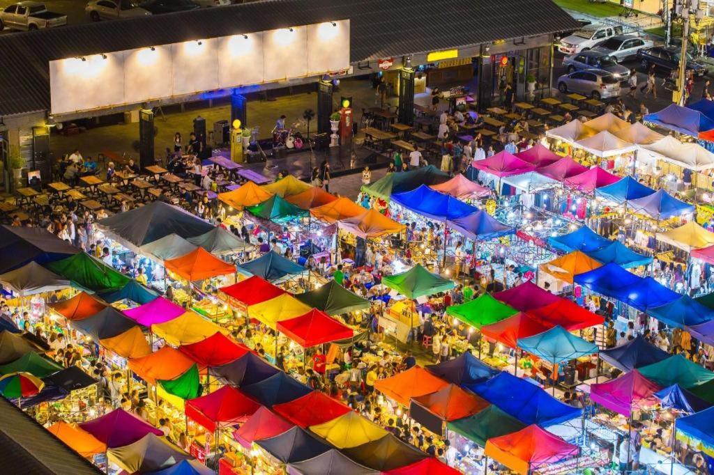 Town In Town Gardent Resort Bangkok Bagian luar foto