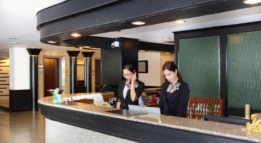 Town In Town Gardent Resort Bangkok Bagian luar foto