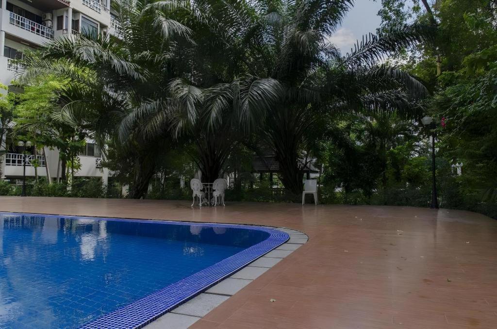 Town In Town Gardent Resort Bangkok Bagian luar foto