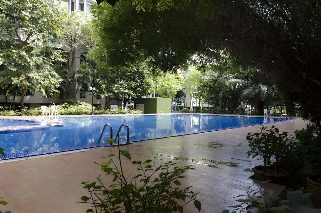 Town In Town Gardent Resort Bangkok Bagian luar foto