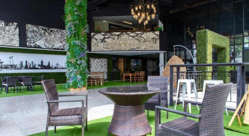 Town In Town Gardent Resort Bangkok Bagian luar foto