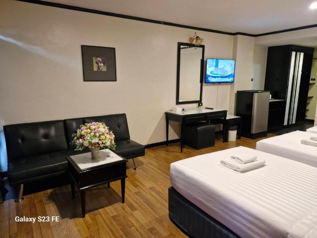 Town In Town Gardent Resort Bangkok Bagian luar foto