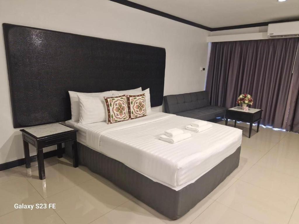 Town In Town Gardent Resort Bangkok Bagian luar foto