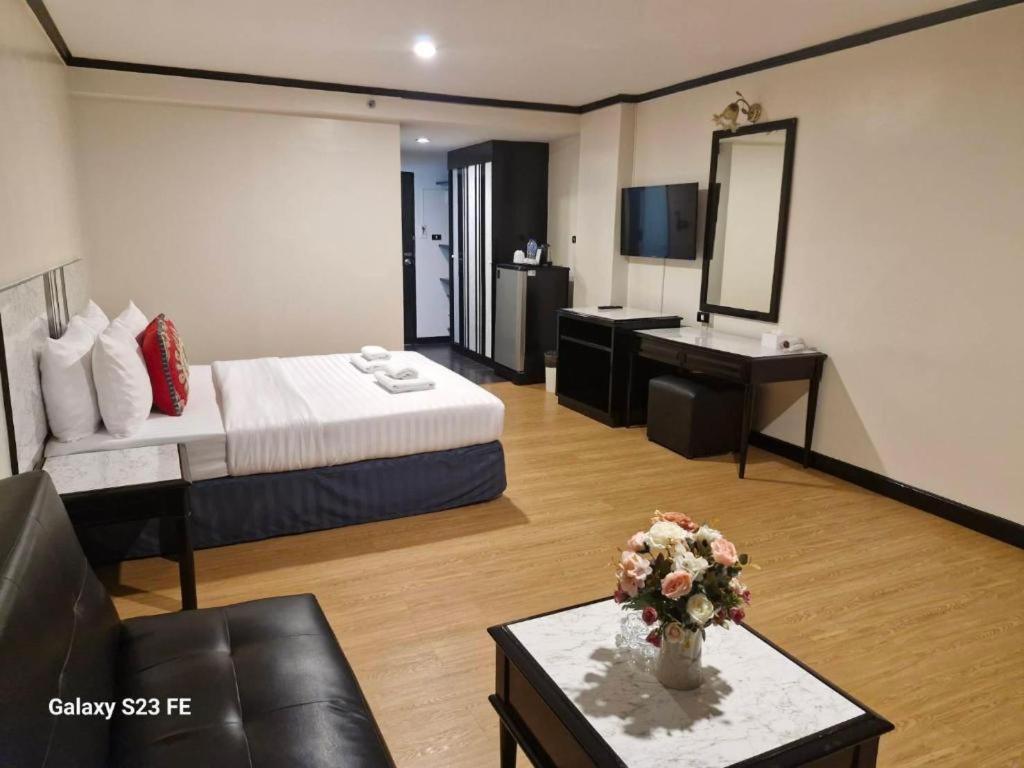 Town In Town Gardent Resort Bangkok Bagian luar foto