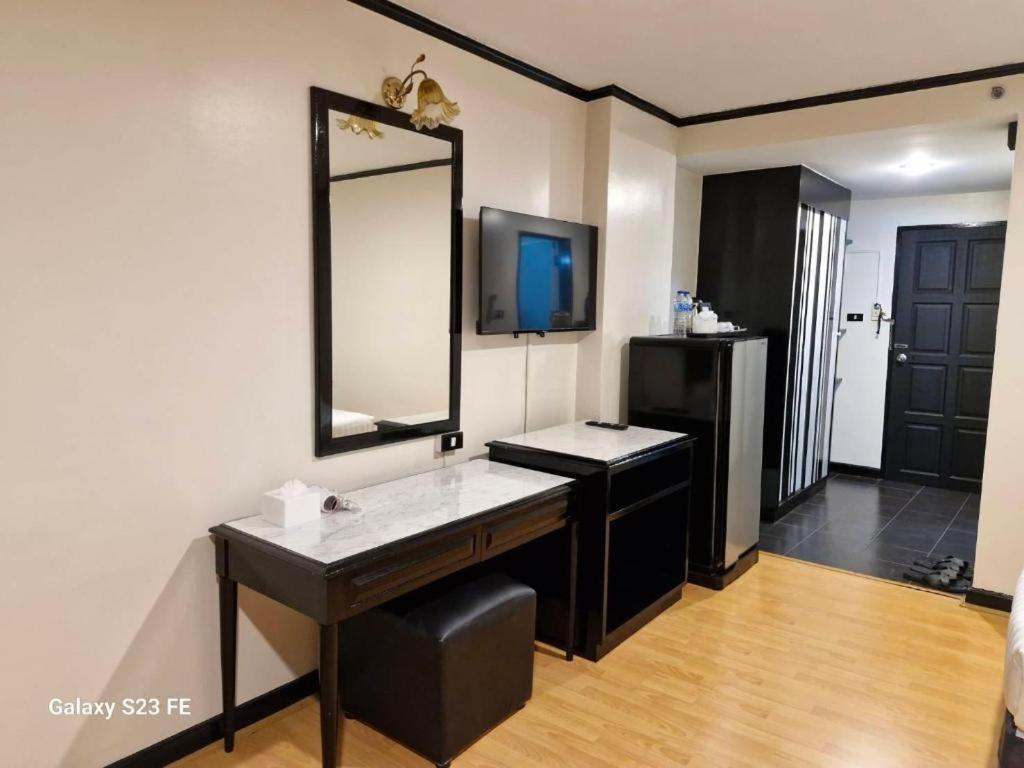 Town In Town Gardent Resort Bangkok Bagian luar foto